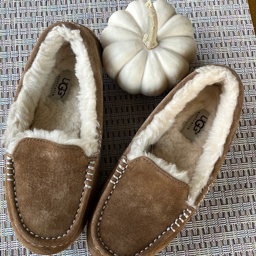 Uggs Ansley slippers. Excellent condition
